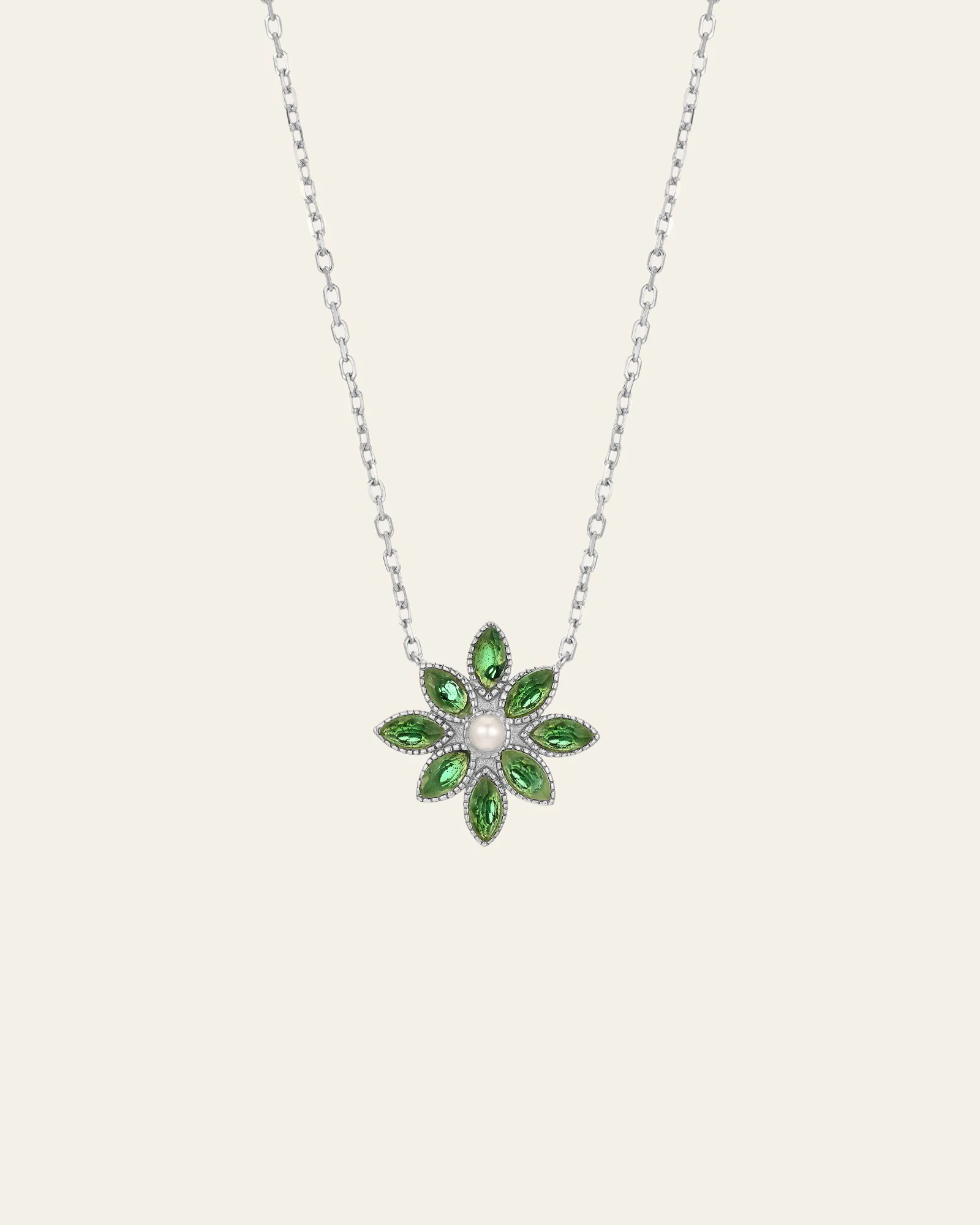 Cámellia Emerald Pearl Necklace - Image 11