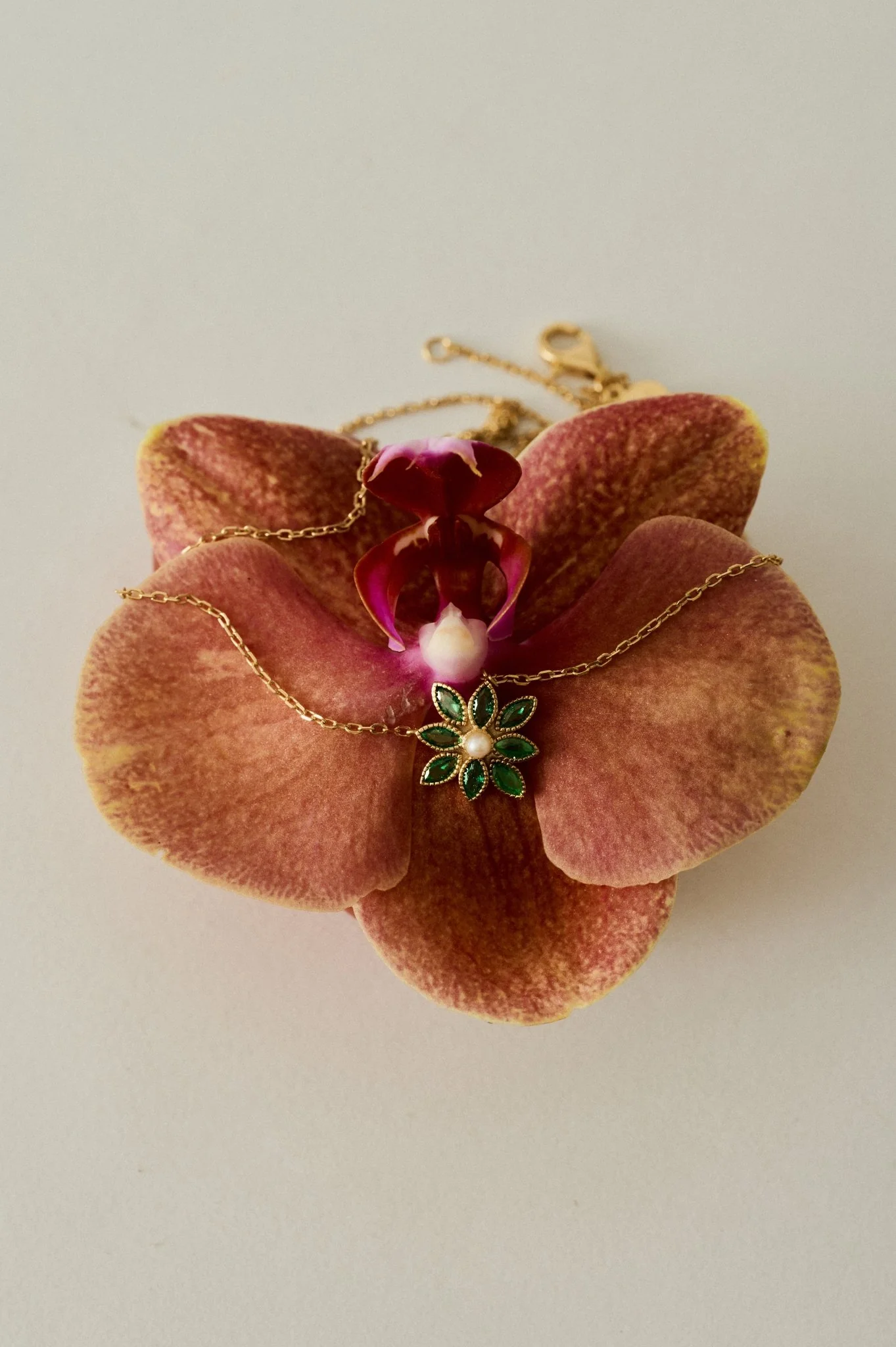 Cámellia Emerald Pearl Necklace - Image 12