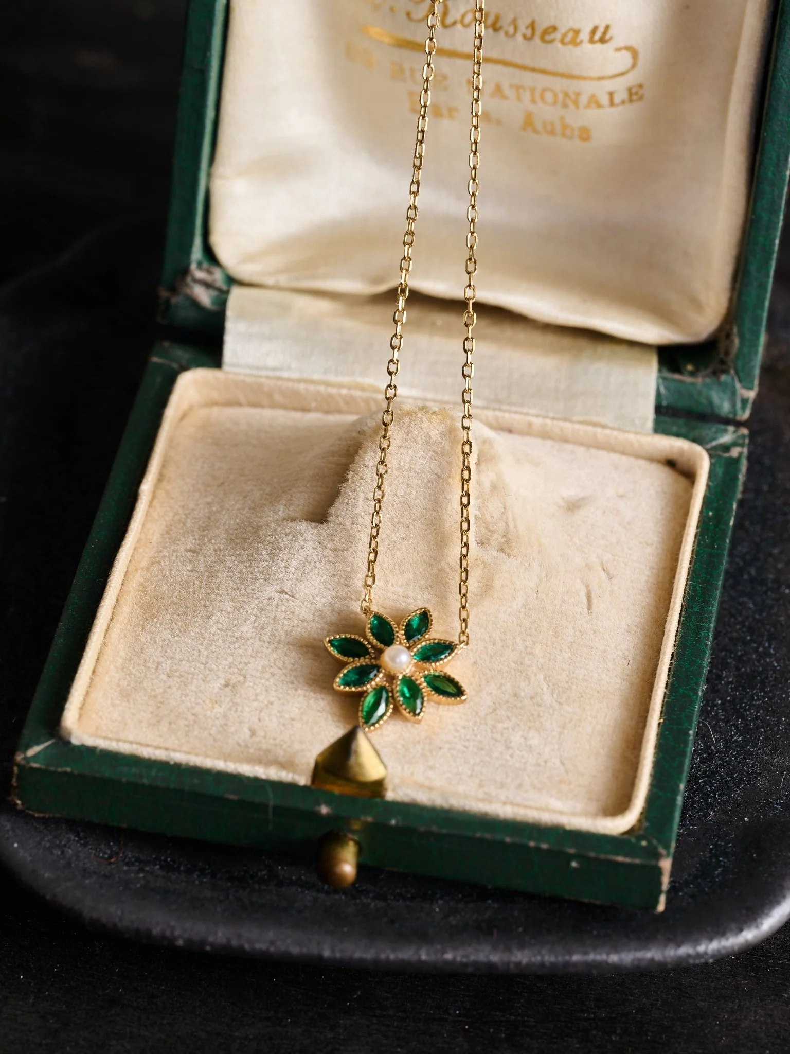Cámellia Emerald Pearl Necklace - Image 7