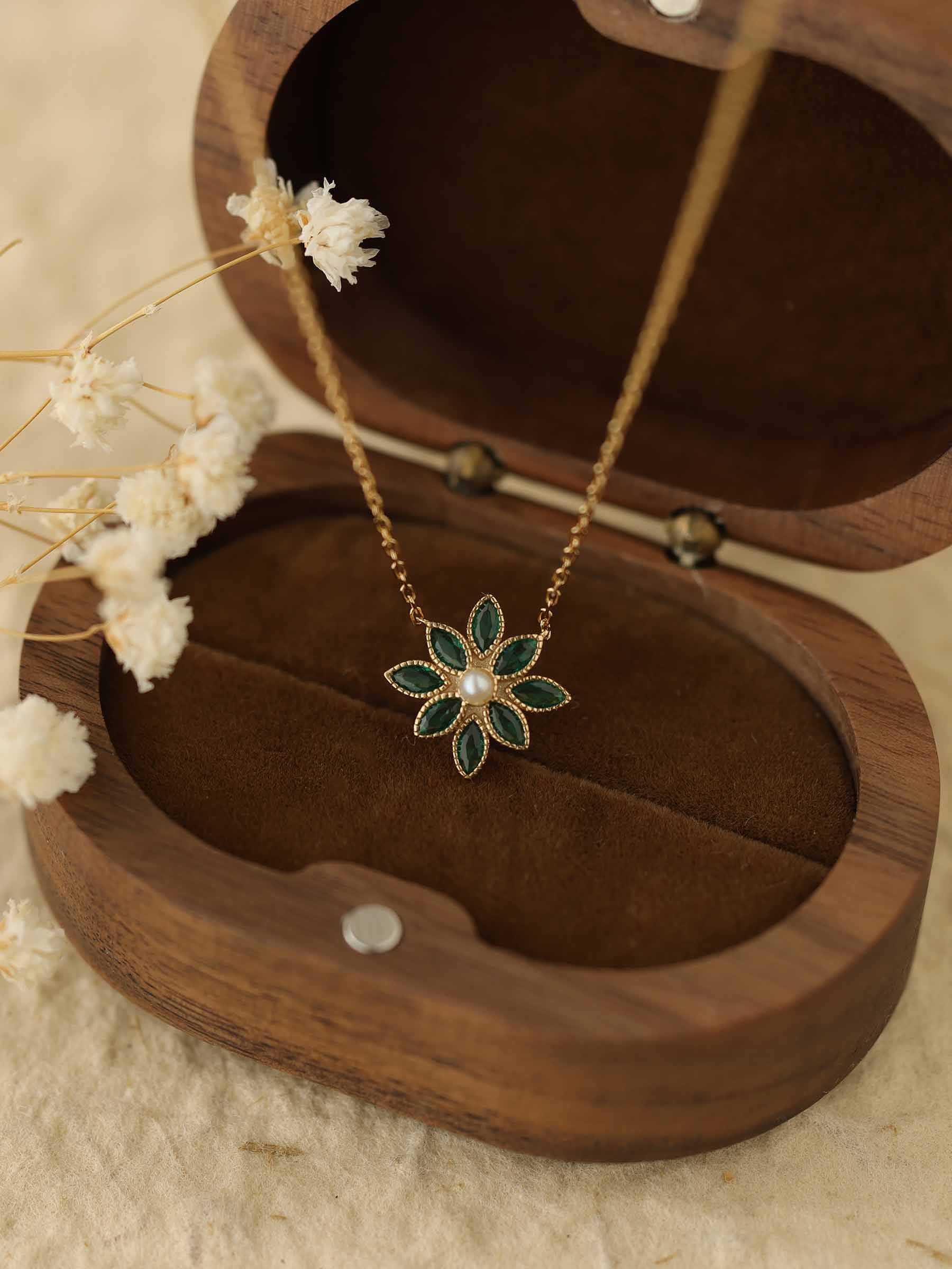 Cámellia Emerald Pearl Necklace - Image 9