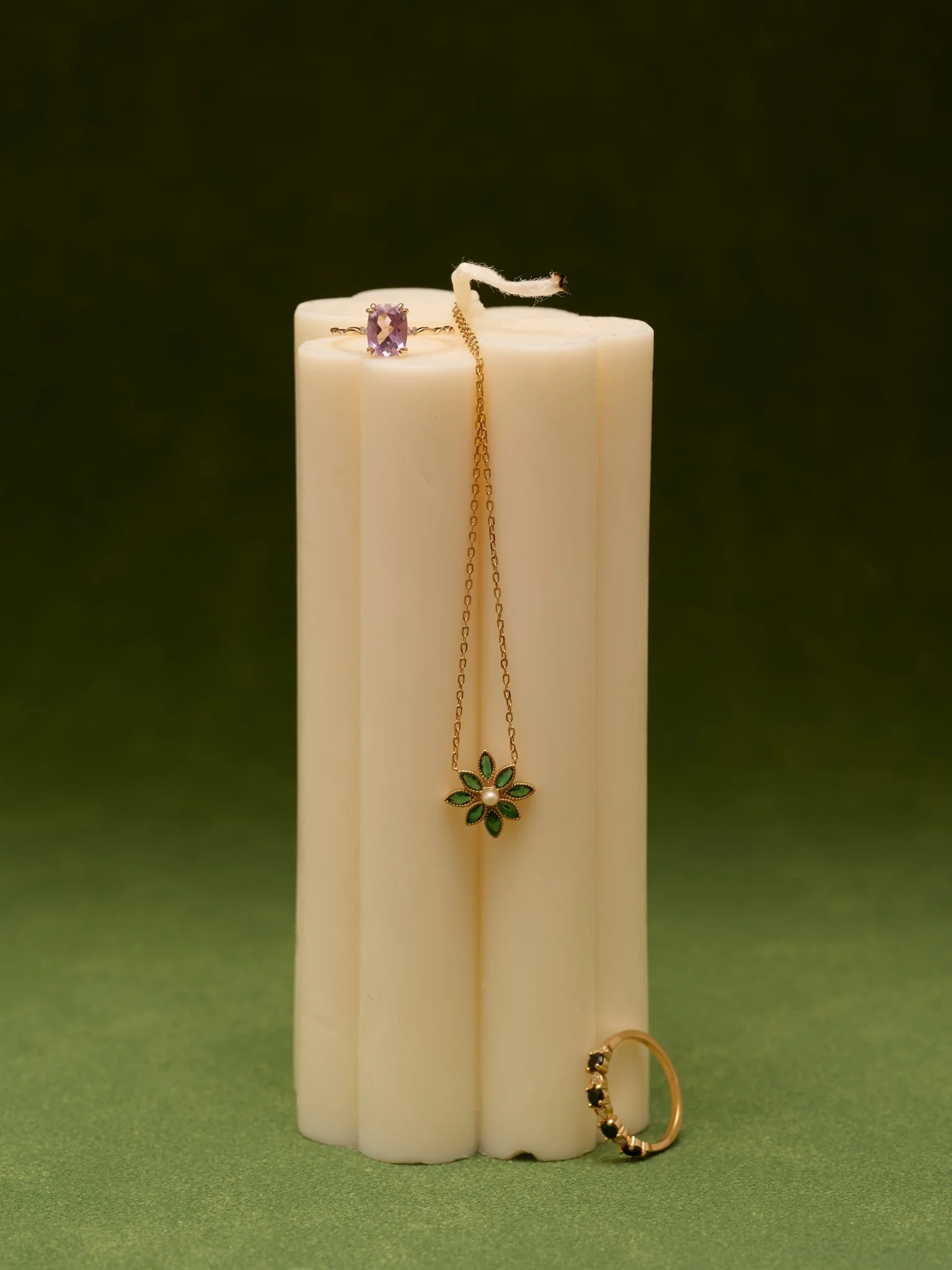 Cámellia Emerald Pearl Necklace - Image 13