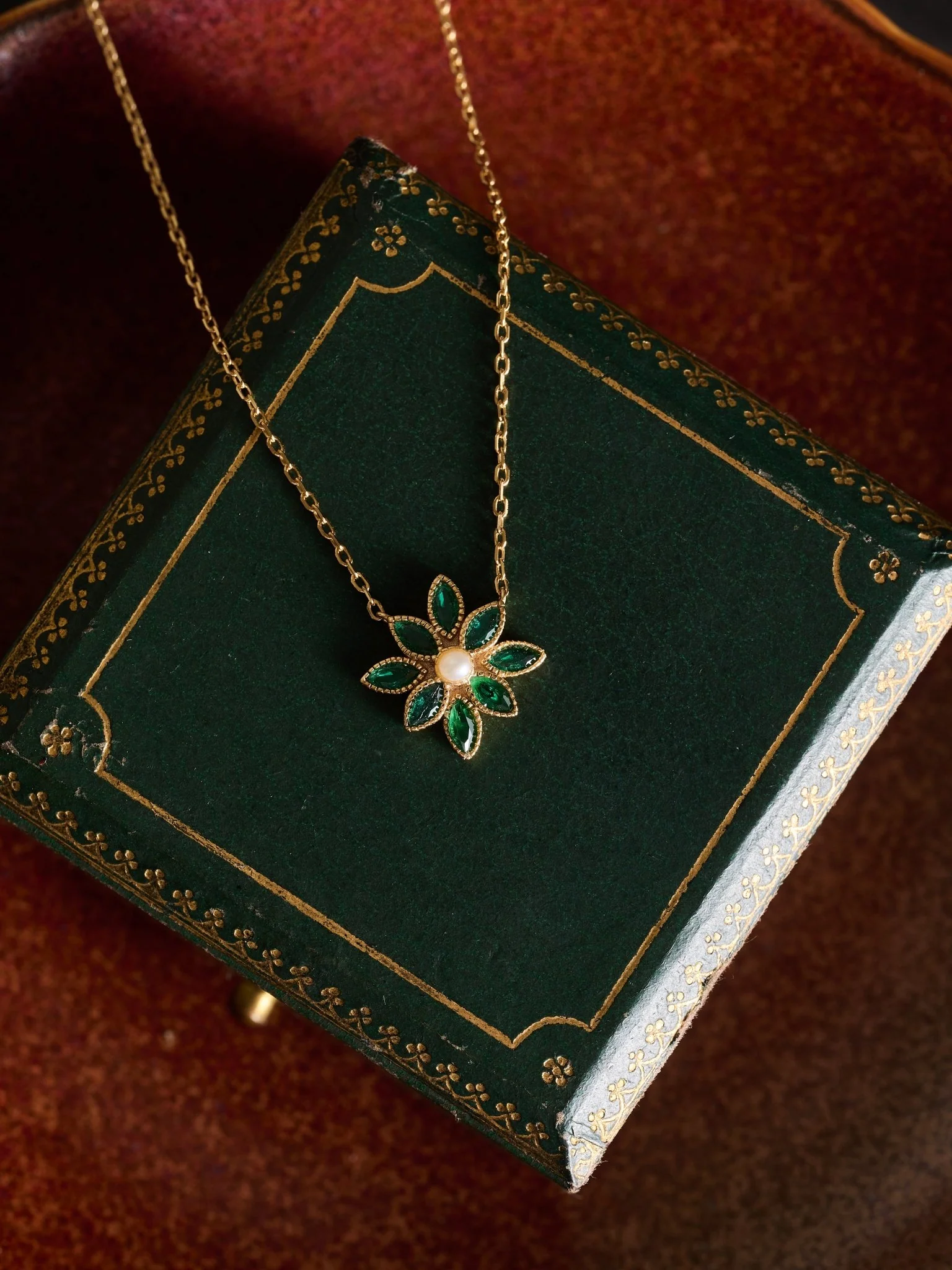 Cámellia Emerald Pearl Necklace - Image 4