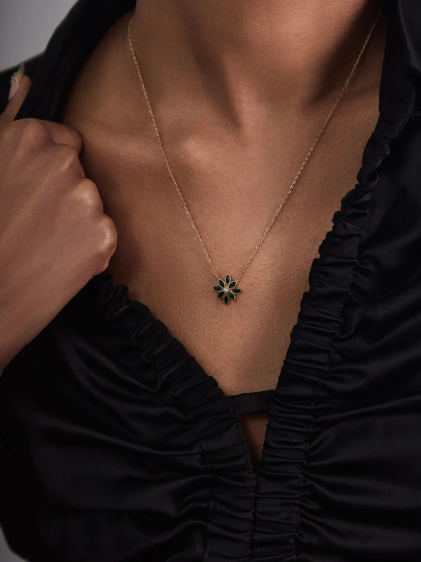 Cámellia Emerald Pearl Necklace - Image 3