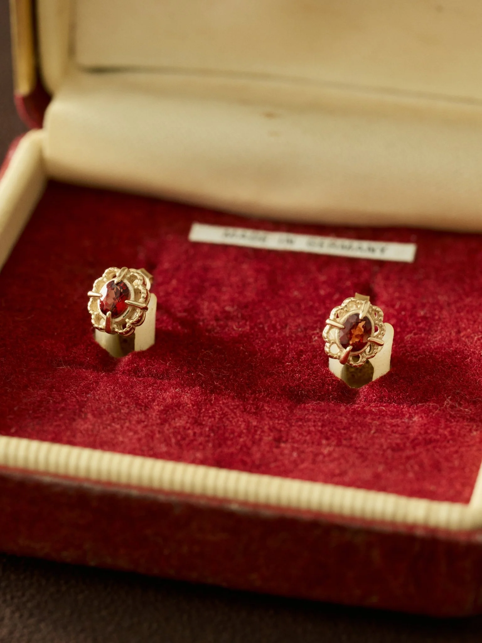 Regal Rosette Garnet Jewelry Set - Image 3