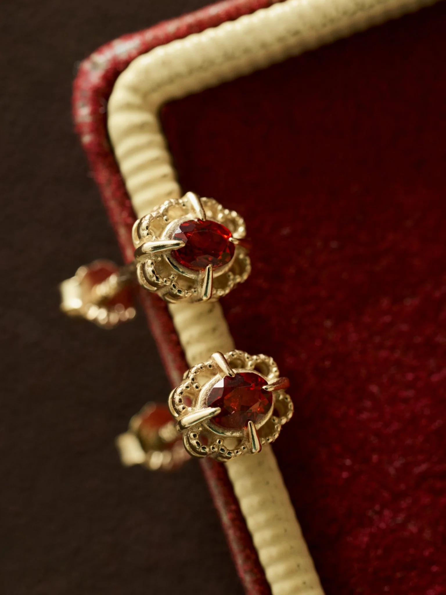 Regal Rosette Garnet Jewelry Set - Image 7